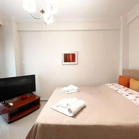 Crimson Suite: 1-Bedroom Apartment In Tesalonika Bagian luar foto