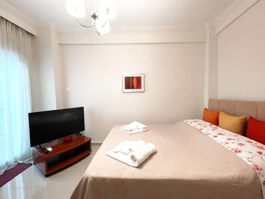 Crimson Suite: 1-Bedroom Apartment In Tesalonika Bagian luar foto