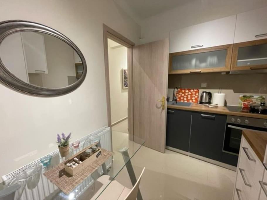 Crimson Suite: 1-Bedroom Apartment In Tesalonika Bagian luar foto