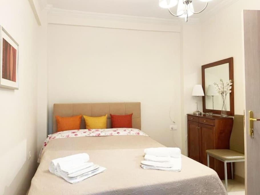 Crimson Suite: 1-Bedroom Apartment In Tesalonika Bagian luar foto